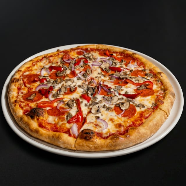 14" Luna Pizza.