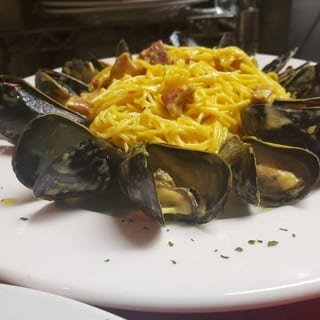 Mussels Saffron over pasta